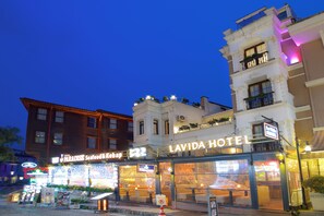 Lavida-hotellin ulkoasu, ja sen yhteydessä sijaitseva merenelävistä ja kebabistaan tunnettu ravintola Paradise Seafood & Kebap.