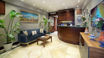 Coin salon dans le hall