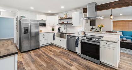 Pets OK, 5-min to beach, Wi-Fi, Newly Remodeled (SaltyD)