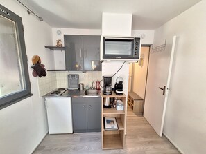 ثلاجة، ميكروويف، فرن، موقد طهي مسطح