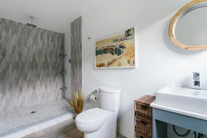 Hair dryer, towels - Hotel El Cid by AvantStay | 16 OCC Full Hotel Buyout in Palm Springs w/ Pool! (Palm Springs)