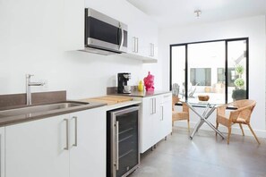 Réfrigérateur, four à micro-ondes, un four, surface de cuisson