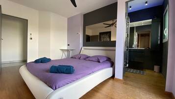 3 slaapkamers, een bureau, een strijkplank/strijkijzer, reisbedje