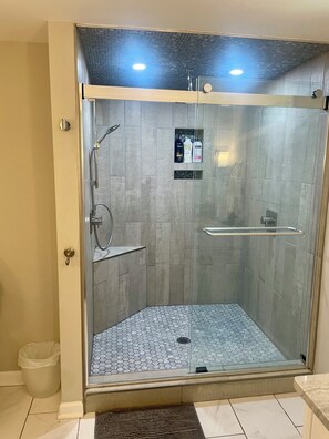 Ensemble douche/baignoire, sèche-cheveux, bidet, serviettes fournies