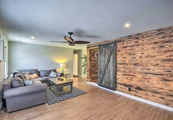 Een smart-tv en boeken