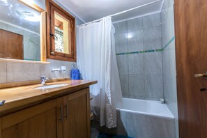 Combined shower/bathtub, bidet, towels, soap