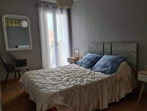 1 chambre, fer et planche à repasser