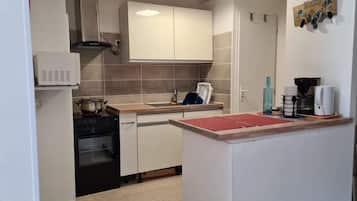 Een koelkast, een microgolfoven, een oven, een kookplaat