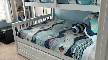 3 habitaciones, tabla de planchar con plancha y cuna de viaje