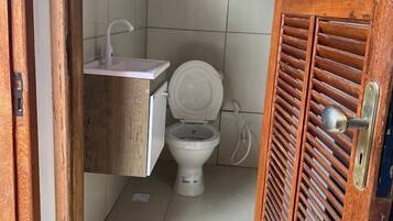 Habitación cuádruple familiar, varias camas, baño en la habitación, vista a la alberca | Baño