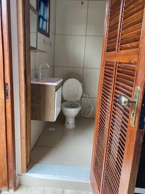 Family Quadruple Room, Multiple Beds, Ensuite, Pool View | Bathroom - Suítes aconchegantes com piscina e praia (Angra dos Reis)