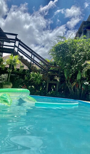 32-inch Smart TV with digital channels, TV - Suítes aconchegantes com piscina e praia (Angra dos Reis)