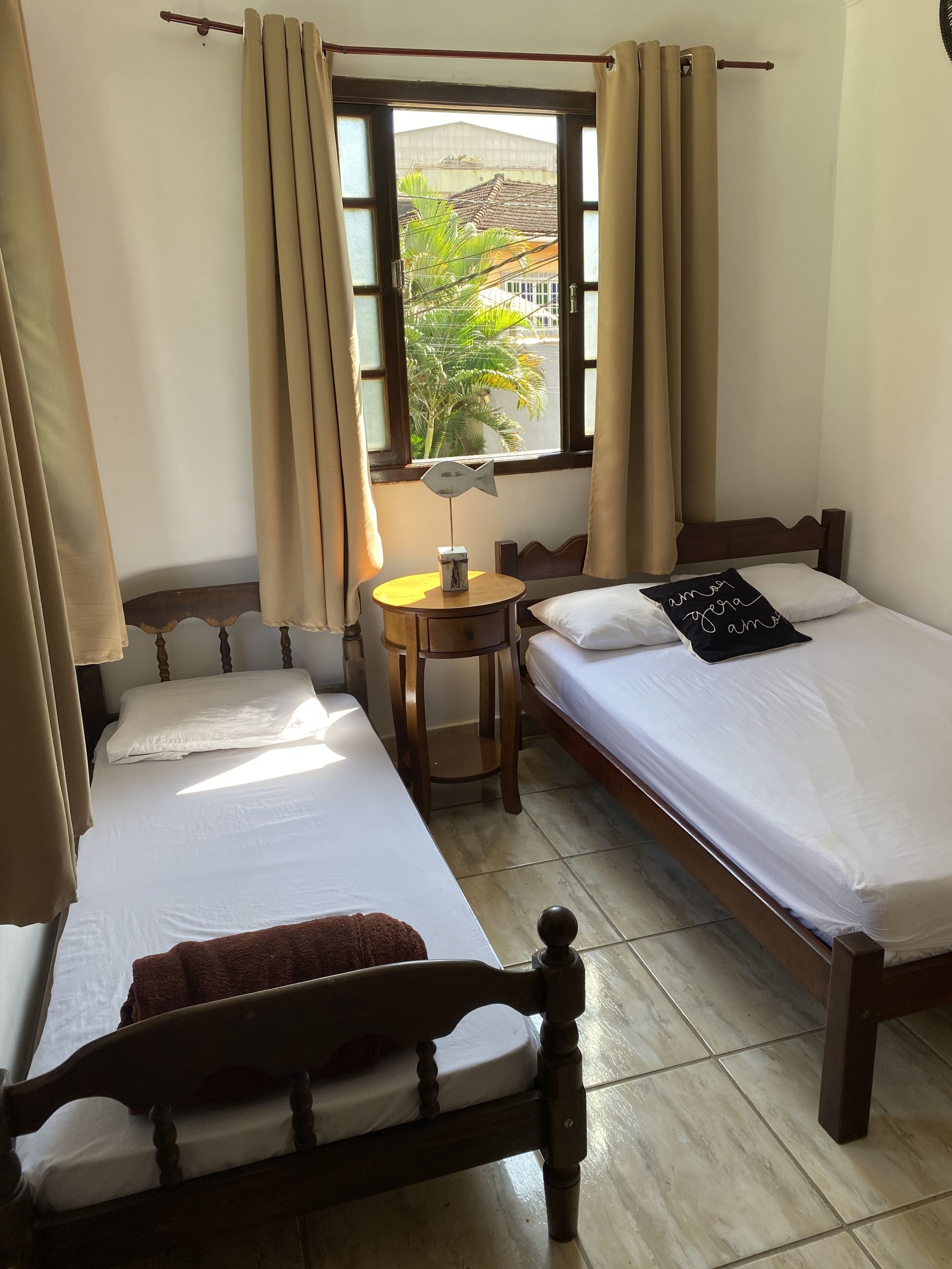 Svit Economy - flera sängar - eget badrum - utsikt mot poolen | Gratis wi-fi