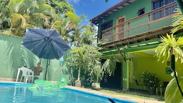 Vista frontal de la propiedad