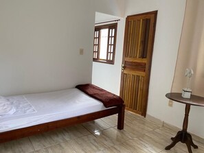 Quarto quádruplo família, várias camas, suíte, vista para a piscina | Wi-Fi de cortesia