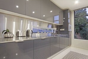 Classic House | Private kitchen | Cookware/dishes/utensils - Villa Van Gogh (Cape Town)