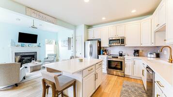 Frigorifero, microonde, piano cottura, lavastoviglie