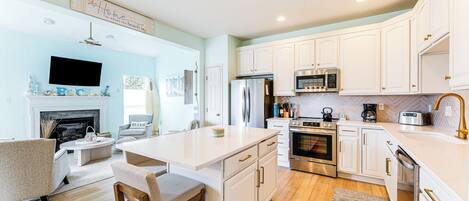 Kjøleskap, mikrobølgeovn, kokeplater og oppvaskmaskin