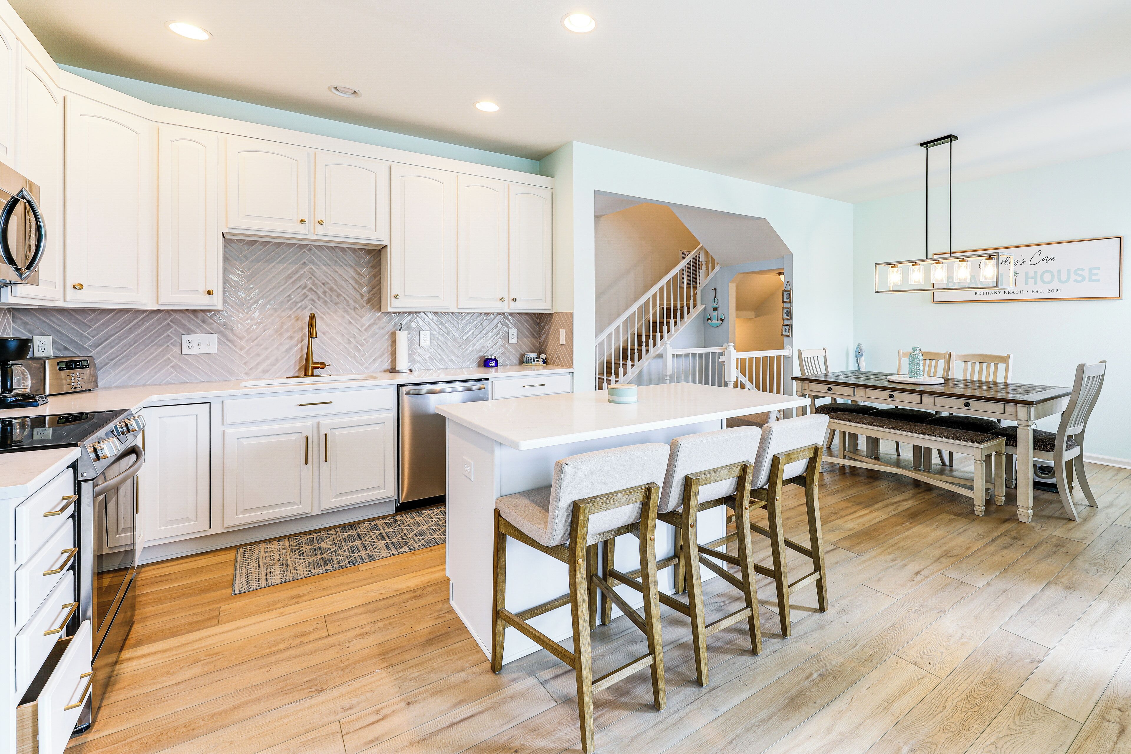 Kühlschrank, Mikrowelle, Herdplatte, Geschirrspüler