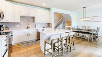 Frigorifero, microonde, piano cottura, lavastoviglie