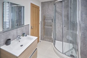 Bathtub, towels