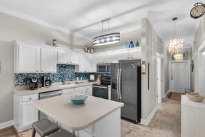 Kylskåp, mikrovågsugn, ugn och spishäll