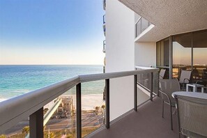 Un balcon avec vue sur l’océan et la plage.