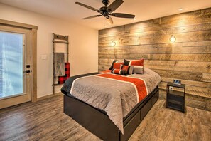 2 bedrooms, desk, laptop workspace, travel crib