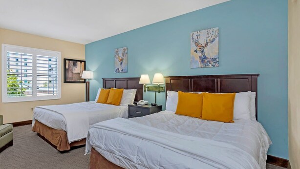 Room - 1BR 2 Queen Suite with Pool, Hot Tub & Arcade, near Universal & Disney! (Orlando)