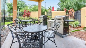 Outdoor dining - 1BR 2 Queen Suite with Pool, Hot Tub & Arcade, near Universal & Disney! (Orlando)