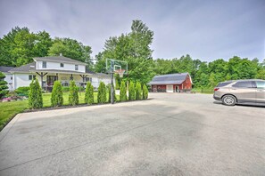 Property grounds - Shipshewana Guest House with Fire Pit! (Shipshewana)