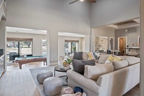 Smart TV, chimenea y oficina