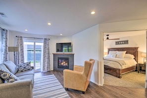 TV, fireplace