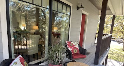 ¡Pintoresco cumple con lo práctico! Venga a visitar el Bungalow Bent Oaks por 2 días o un mes