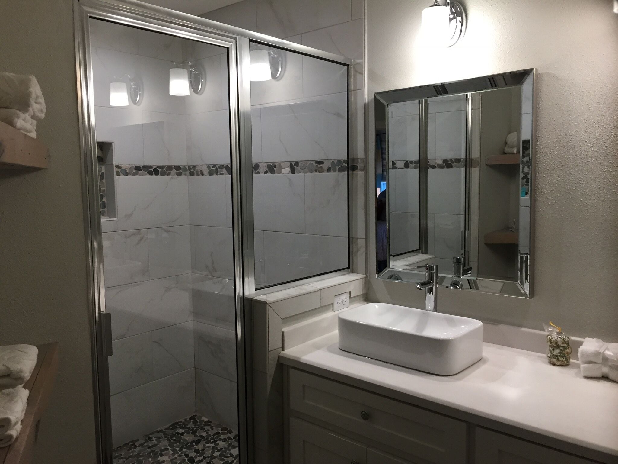 Douche, sèche-cheveux, serviettes fournies, savon