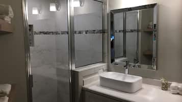 Douche, sèche-cheveux, serviettes fournies, savon
