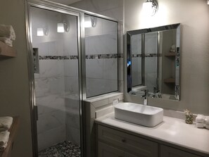 Een douche, een haardroger, handdoeken, zeep