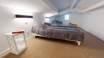 2 bedrooms, iron/ironing board, WiFi