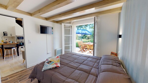 2 bedrooms, iron/ironing board, WiFi