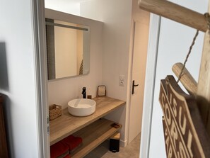 Douche, sèche-cheveux, serviettes fournies