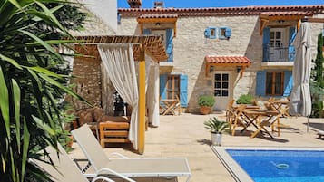 Piscine extérieure (ouverte en saison), chaises longues
