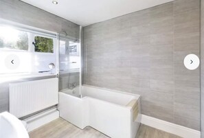 Combined shower/tub, hair dryer, towels - Beautiful Farmhouse set in Lincolnshire countryside (Market Rasen)
