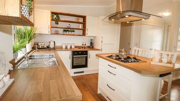 Cottage | Private kitchen | Fridge, dishwasher, electric kettle, toaster