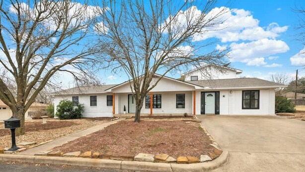 A single-story house with a front porch, a driveway, and a well-maintained lawn. - Luxury Home 2-Mins to Downtown w/Sauna+Plunge Pool (Fredericksburg)