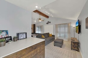 Téléviseur connecté, foyer, livres, bureau