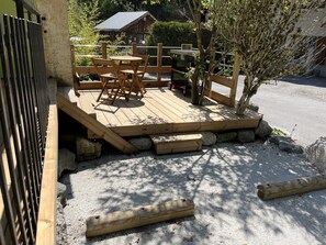 Outdoor dining - Charming, quiet 30 m 2 apartment with private terrace (Lathuile)