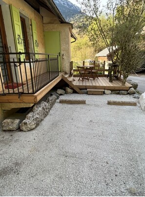 Outdoor dining - Charming, quiet 30 m 2 apartment with private terrace (Lathuile)