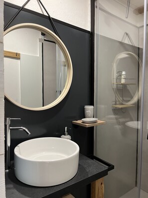 Shower, hair dryer, towels, soap - Charming, quiet 30 m 2 apartment with private terrace (Lathuile)