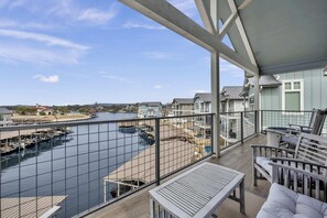 Terrace/patio - Harbor House Lakefront Luxury w Boat Slip, Pool (Kingsland)