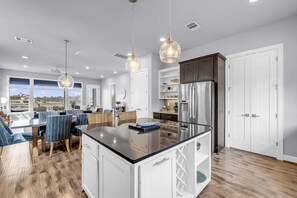 Fridge, microwave, oven, stovetop - Harbor House Lakefront Luxury w Boat Slip, Pool (Kingsland)